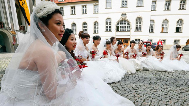 Casais chineses que já se casaram na China, viajaram para a Alemanha e repetiram suas promessas de casamento no Castelo de Neuschwanstein, um dos destinos mais populares da Europa