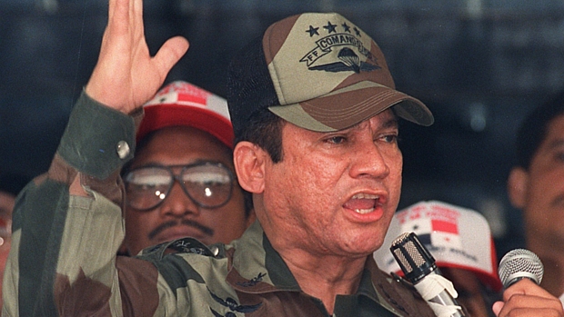 Noriega discursa durante uma cerimônia militar em maio de 1988