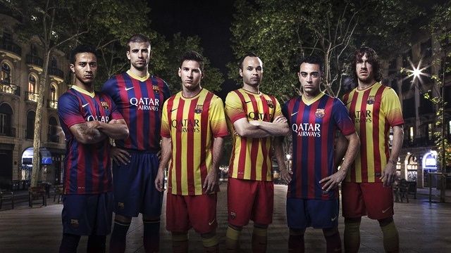 Jogadores do Barcelona mostram as novas camisas do clube catalão, para a temporada 2013-2014