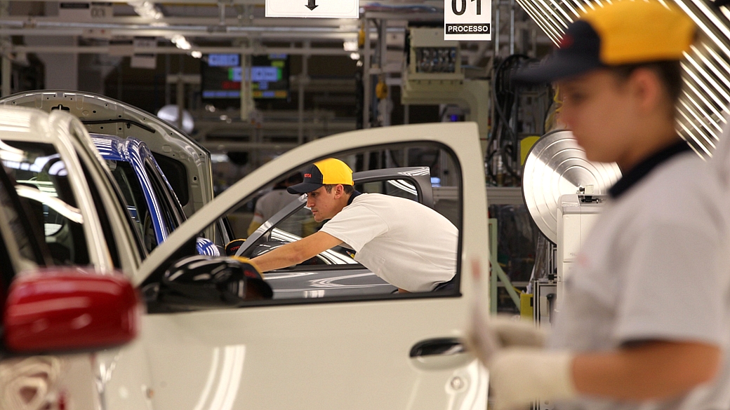 Funcionários da nova fábrica da Toyota em Sorocaba participam de sessão de treinamento de produção do lançamento Etios