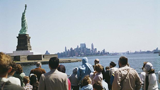 Turistas visitam a Estátua da Liberdade, em Nova York