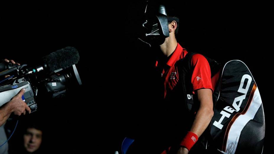 Novak Djokovic entrou em quadra com a máscara de Darth Vader em sua estreia no Masters de Paris - e perdeu o jogo
