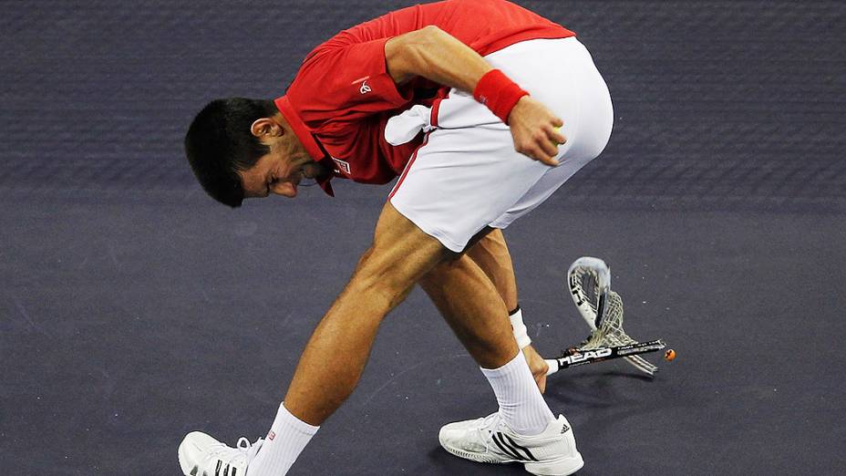 Novak Djokovic quebra sua raquete durante partida contra Andy Murray no Masters de Xangai
