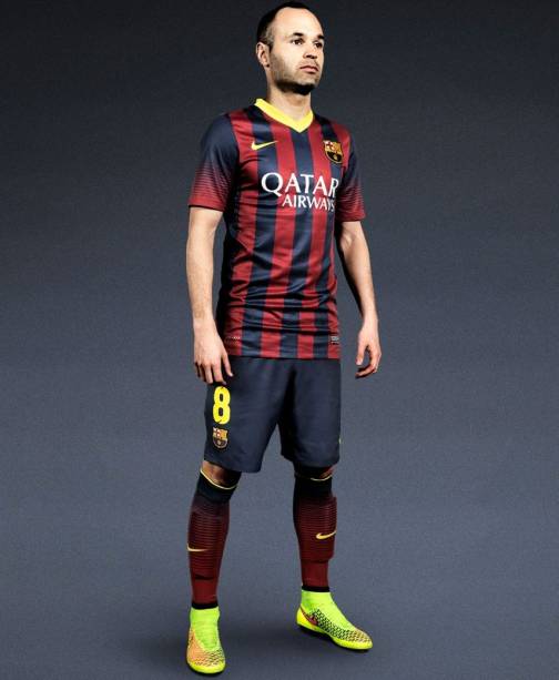 Iniesta com a chuteira Magista, da Nike