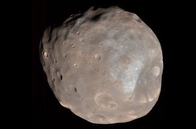 Imagem colorida e em 3D de uma das luas de Marte.