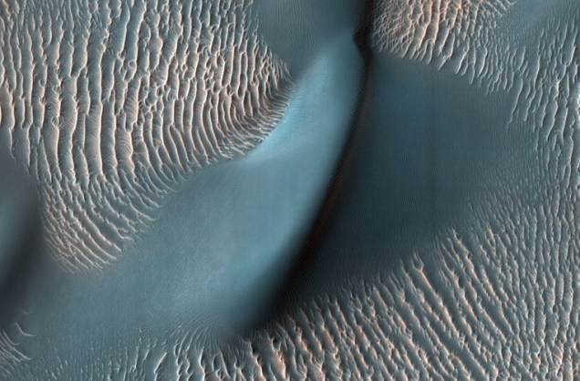 Dunas de areia e ondulações na cratera Proctor.