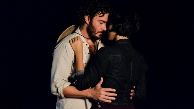 Carlos (Gabriel Braga Nunes) após beijar Miriam (Letícia Persiles)