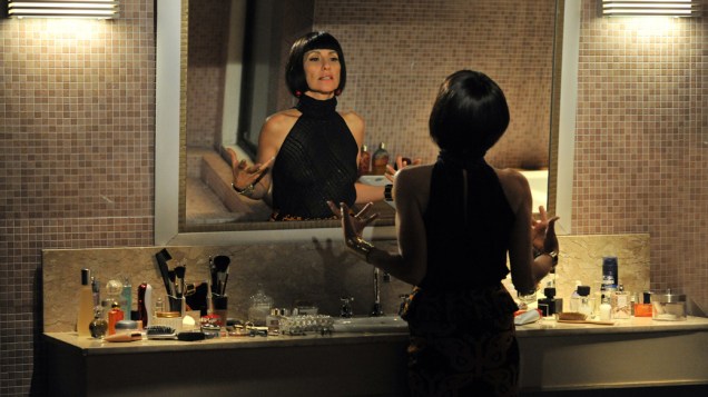 Melissa (Cassia Kiss Magro) entra no quarto para tirar a peruca durante gravações da novela Amor Eterno Amor