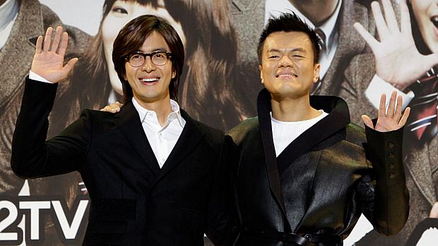 Os artistas sul-coreanos Bae Yong-Joone e Park Jin-Young em promoção de novela 'Dream High' , da TV KBS