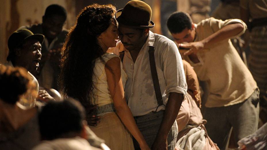 Isabel (Camila Pitanga) e Zé Maria (Lázaro Ramos) dançam em Lado a Lado
