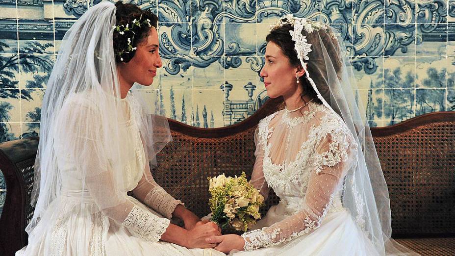 Isabel (Camila Pitanga) e Laura (Marjorie Estiano) se conhecem na igreja, em Lado a Lado