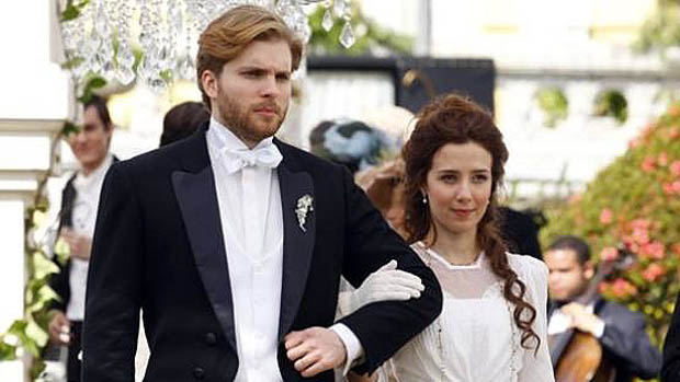 Edgar Vieira (Thiago Fragoso) e Laura Assunção (Marjorie Estiano) na novela Lado a Lado