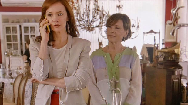 Chica (Natália do Vale) e Helena (Júlia Lemmertz), mãe e filha, trocam de lugar no papel de heroína romântica em Em Família
