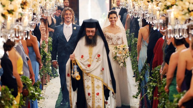 Casamento de Drica (Mariana Rios) e Pepeu (Ivan Mendes) pelo Monsenhor Dimitrios Attarian