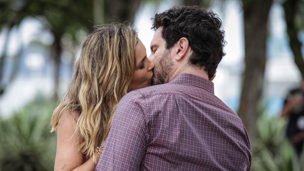 Érica (Flávia Alessandra) e Celso (Caco Ciocler) se beijam em Salve Jorge