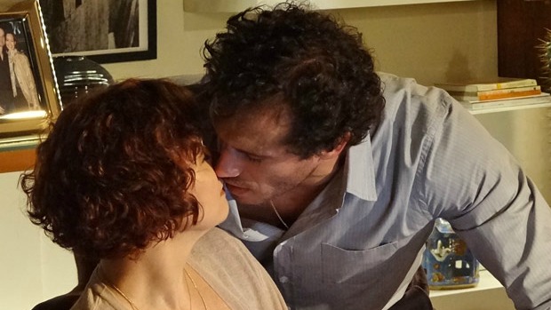 Esther (Julia Lemmertz) e Guaracy (Paulo Rocha) quase se beijam em <em>Fina Estampa</em>