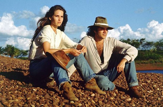 A História de Ana Raio e Zé Trovão, de 1990, da Rede Manchete, foi filmada no Mato Grosso. Acima, Ingra Liberato e Almir Sater.