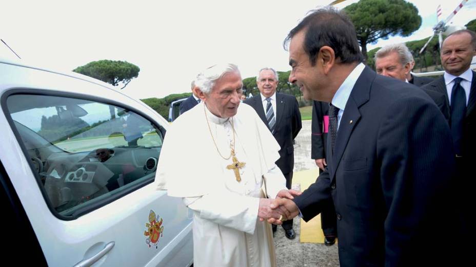 Bento XVI e o presidente do grupo Renault-Nissan, Carlos Ghosn