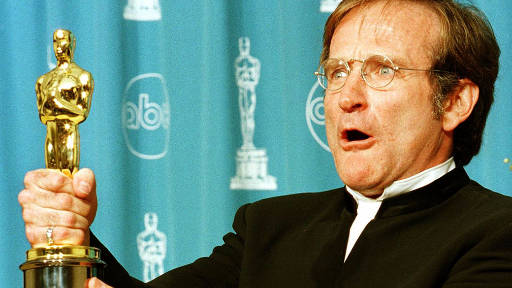 Robin Williams exibe o Oscar de melhor ator coadjuvante pelo filme 'Gênio Indomável' de 1997