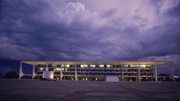 Nuvens carregadas cobrem o Palácio do Planalto