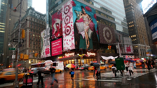 Turistas e moradores passeiam por Times Square, em Nova York: diminui medo de novo atentado terrorista na cidade