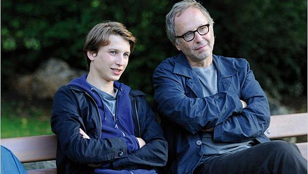 O adolescente Claude (Ernst Umhauer) e Germain (Fabrice Luchini), o professor