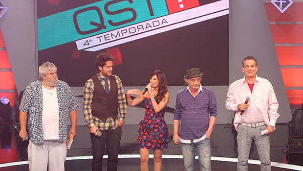 O apresentador André Vasco entre os jurados do programa 'Qual É o Seu Talento', do SBT