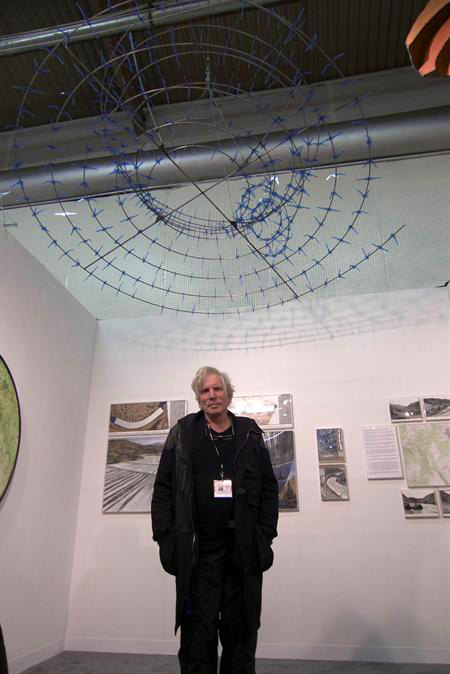O artista plástico americano Dennis Oppenheim (vertical)