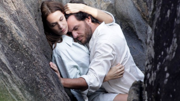 Herculano Quintanilha (Rodrigo Lombardi) e Amanda (Carolina Ferraz) em cena de amor do remake de 'O Astro': '