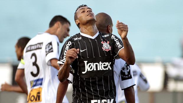 O atacante Élton lamenta chance perdida no empate em Ribeirão