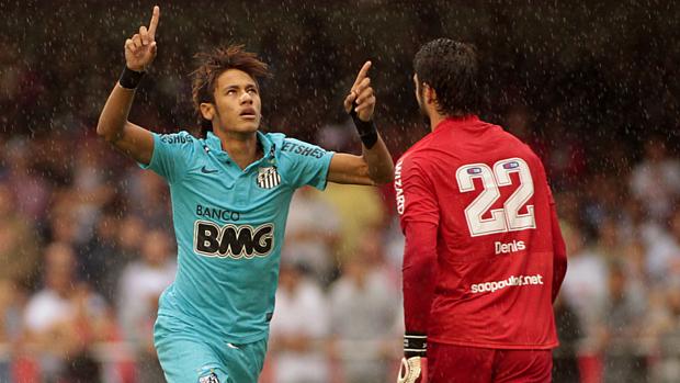 O atacante Neymar marcou de pênalti o seu centésimo gol com a camisa santista