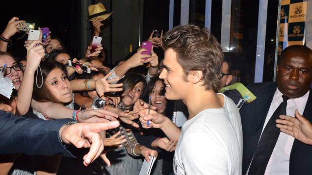 O ator americano Paul Wesley, da série Vampire Diaries, participa de lançamento do Preview de Verão 2014 da grife John John, em São Paulo