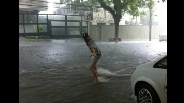 O ator Ashton Kutcher na chuva de São Paulo