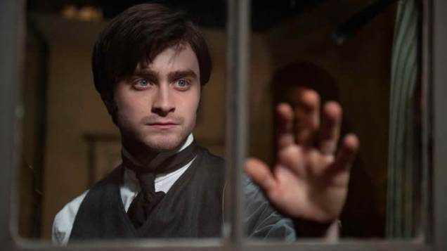 O ator britânico Daniel Radcliffe no longa de terror A Mulher de Preto