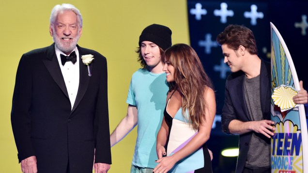 O ator Donald Sutherland vence o prêmio de melhor vilão no Teen Choice Awards 2014
