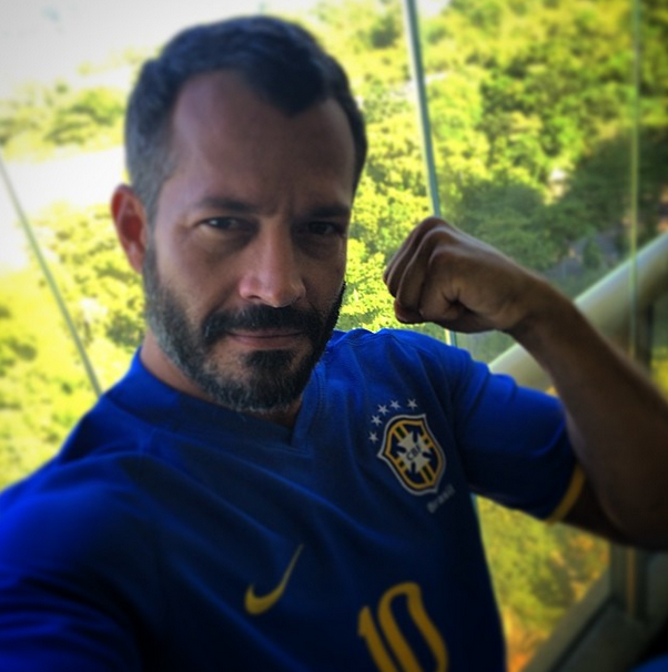 O ator Malvino Salvador posa com camisa da Seleção Brasileira diz: É hoje!!!!