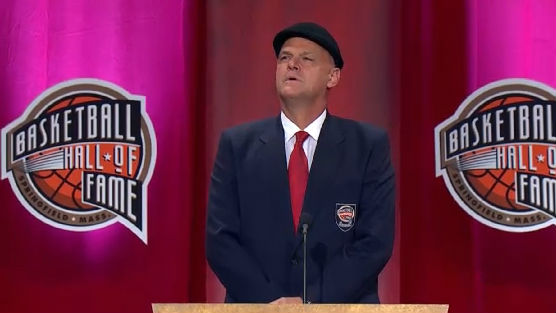 O brasileiro Oscar Schmidt é oficializado em cerimônia do Hall da Fama do Basquete