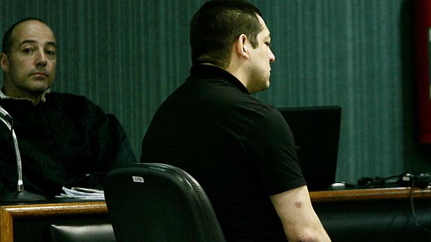 O cabo Sérgio Costa Júnior senta no banco dos réus para o julgamento sobre a morte da juíza Patrícia Acioli