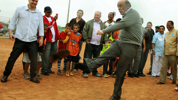 O momento em que o candidato do PSDB, José Serra, perde o sapato ao chutar a bola na zona leste: a imagem deu origem às brincadeiras na internet