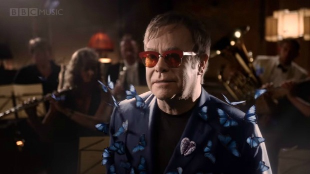 O cantor britânico Elton John em vídeo da regravação da música 'God Only Knows', de 1966, da banda Beach Boys