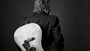 O cantor Johnny Cash em foto p&b