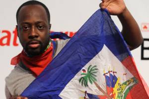 o-cantor-wyclef-jean-segura-a-bandeira-do-haiti-original.jpeg