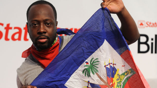 O cantor Wyclef Jean segura a bandeira do Haiti