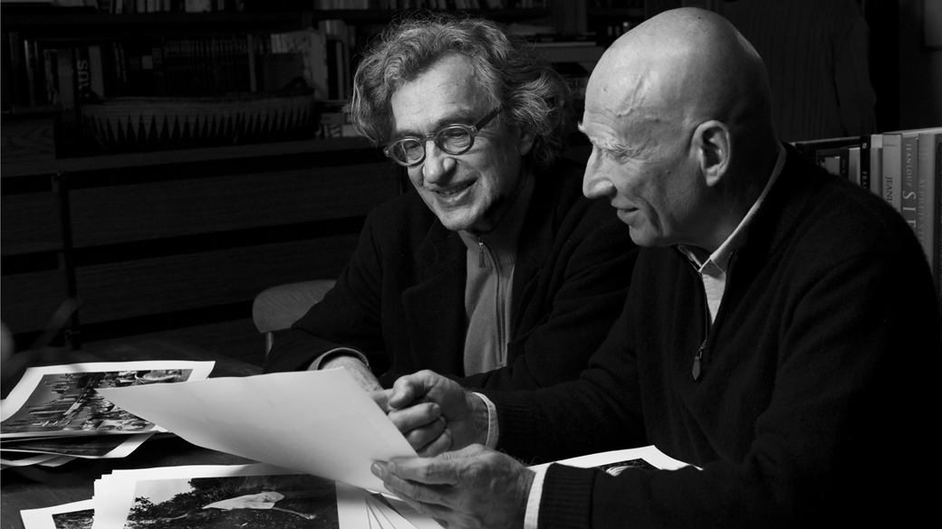 O cineasta Wim Wenders e o fotógrafo Sebastião Salgado em cena do documentário 'O Sal da Terra'