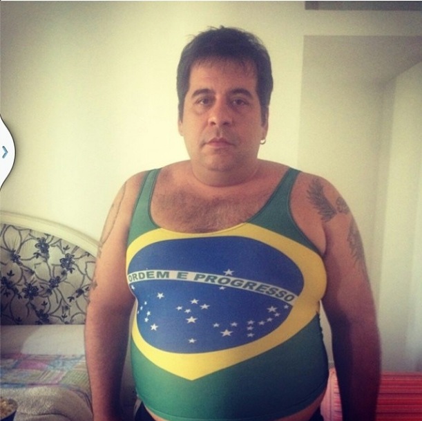 O comediante Leandro Hassum veste regata sexy para torcer pelo Brasil.