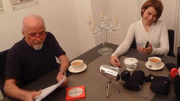 O escritor Paulo Coelho e a roteirista Carolina Kotscho, reunidos para leitura do roteiro (620)