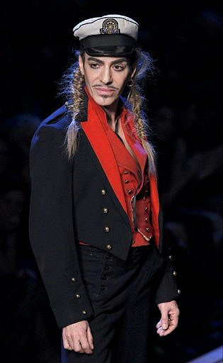 O estilista John Galliano (vertical)