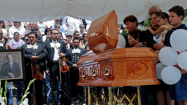 O funeral do prefeito Edelmiro Cavazo ocorreu em Santiago, Nuevo León, no México