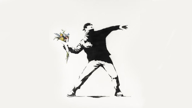 O grafite Love Is in the Air, de Banksy