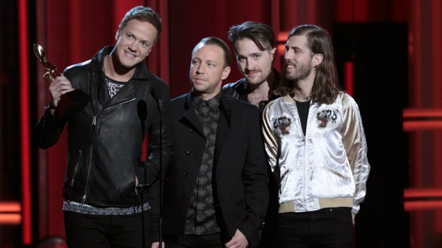 O grupo Imagine Dragons recebe prêmio no Billboard Music Awards 2014